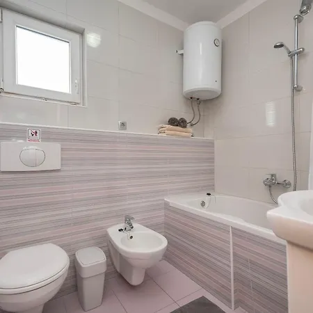 House Mimica بيت للعطل Stanici