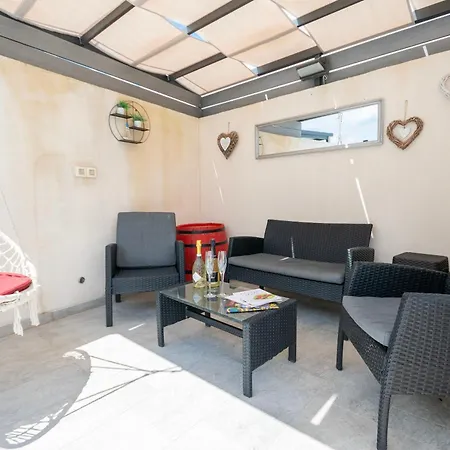 بيت للعطل House Mimica